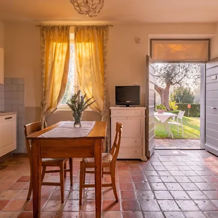 Apartament Studio-apartment Mit Sommerpool- Garten Und Aussicht By Interhome