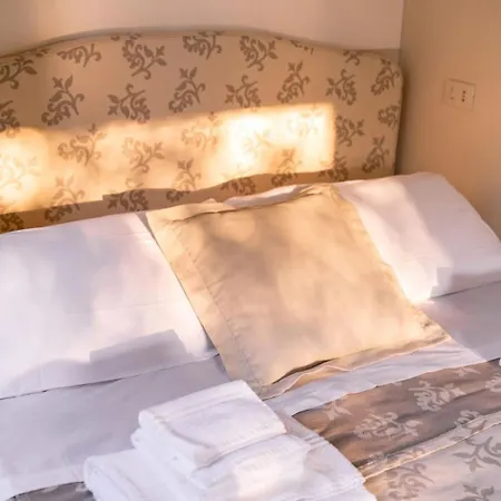Studio-apartment Mit Sommerpool- Garten Und Aussicht By Interhome 公寓 佩萨罗