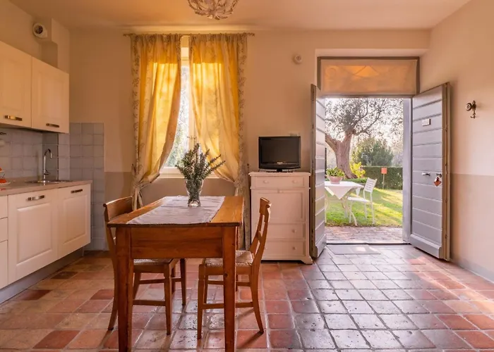 公寓 Studio-apartment Mit Sommerpool- Garten Und Aussicht By Interhome